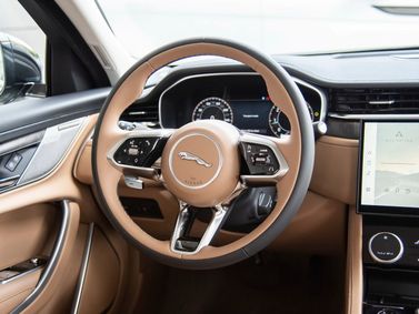 Jaguar XF II Рестайлинг, Седан L — рулевое колесо