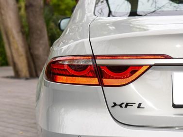 Jaguar XF II Рестайлинг, Седан L — задний фонарь