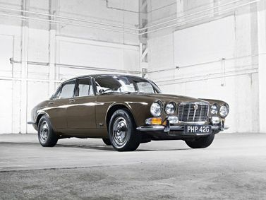Jaguar XJ I (Series 1), Седан — вид спереди справа
