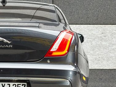 Jaguar XJ IV (X351) Рестайлинг, Седан LWB — задняя часть автомобиля крупным планом