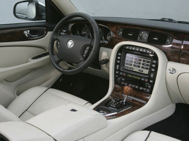 Jaguar XJ III (X350/X358), Седан — место водителя