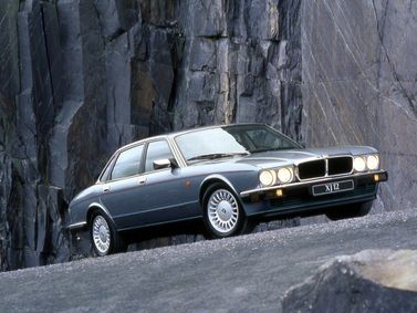 Jaguar XJ II (XJ40), Седан — вид спереди справа