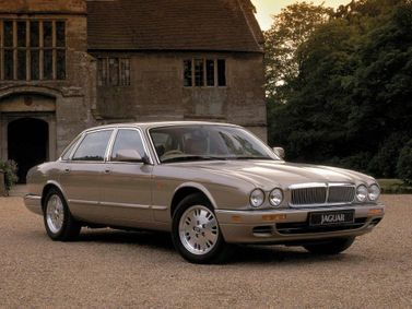 Jaguar XJ II (X300), Седан — вид спереди справа