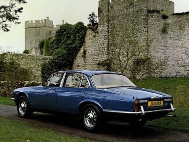 Jaguar XJ I (Series 2), Седан — вид сзади слева