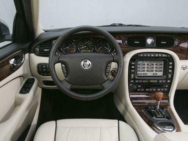 Jaguar XJ III (X350/X358), Седан — место водителя