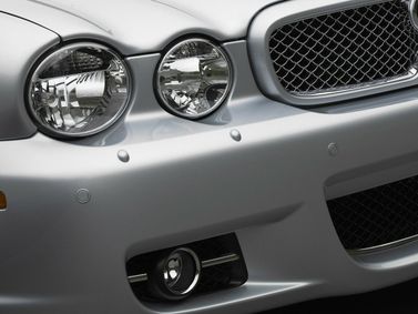 Jaguar XJ III (X350/X358), Седан — передняя часть автомобиля крупным планом