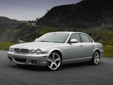 Jaguar XJ III (X350/X358), Седан — вид спереди слева