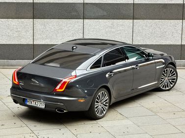 Jaguar XJ IV (X351) Рестайлинг, Седан LWB — вид сзади справа