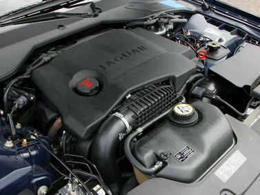 Jaguar XJR III (X358)، سيدان — حجرة المحرك
