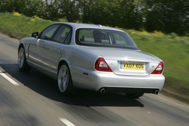 Jaguar XJR III (X358)، سيدان — منظر خلفي أيمن