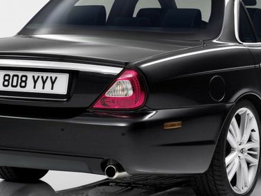 Jaguar XJR III (X358)، سيدان — منظر خلفي أيمن