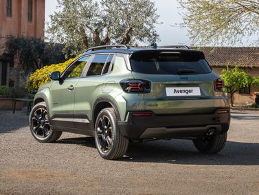 Jeep Avenger I عملية شد الوجه، دفع رباعي 5 أبواب — منظر خلفي بزاوية ثلاثة أرباع