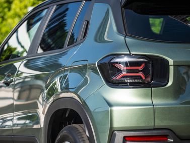 Jeep Avenger I عملية شد الوجه، دفع رباعي 5 أبواب — الجزء الخلفي من السيارة عن قرب