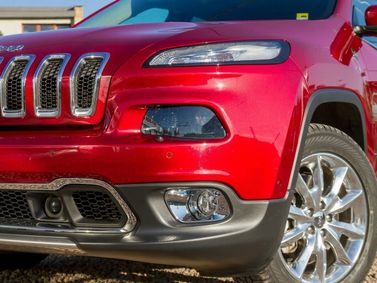 Jeep Cherokee V (KL)، دفع رباعي 5 أبواب — الجزء الأمامي من السيارة عن قرب