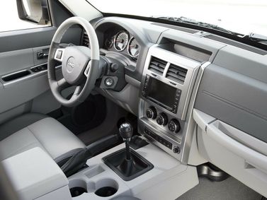 Jeep Cherokee IV (KK)، دفع رباعي 5 أبواب — منطقة السائق