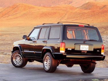 Jeep Cherokee II (XJ), Внедорожник 5 дв. — вид сзади справа