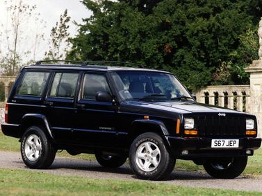 Jeep Cherokee II (XJ) Рестайлинг, Внедорожник 5 дв. — вид спереди справа