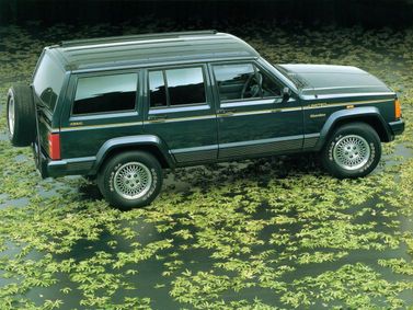 Jeep Cherokee II (XJ), Внедорожник 5 дв. — вид сзади слева
