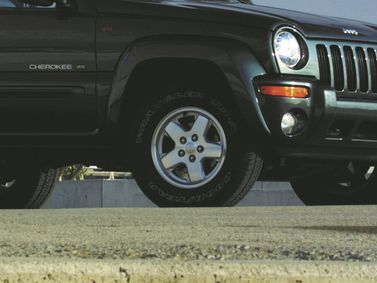 Jeep Cherokee III (KJ), Внедорожник 5 дв. — вид спереди справа