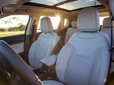 Jeep Compass II Рестайлинг, Внедорожник 5 дв. — передние сиденья