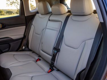 Jeep Compass II Рестайлинг, Внедорожник 5 дв. — задние сиденья
