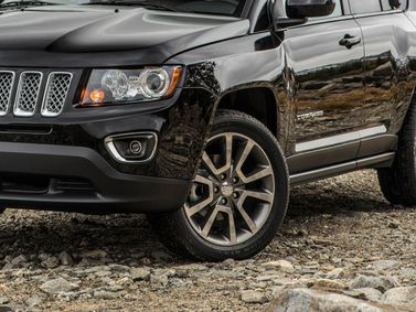 Jeep Compass أنا فيس ليفت 2، دفع رباعي 5 أبواب — منظر أمامي أيمن