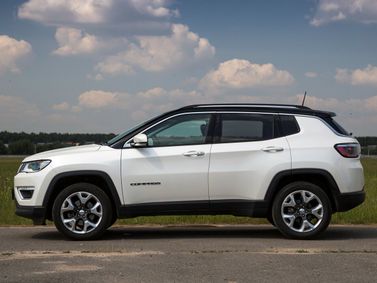 Jeep Compass ثانياً، دفع رباعي 5 أبواب — منظر من الجانب الأيسر
