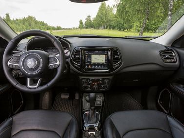 Jeep Compass ثانياً، دفع رباعي 5 أبواب — لوحة القيادة