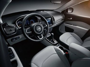 Jeep Compass ثانياً، دفع رباعي 5 أبواب — منطقة السائق