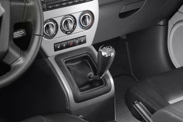 Jeep Compass I، دفع رباعي 5 أبواب — الكونسول الوسطي