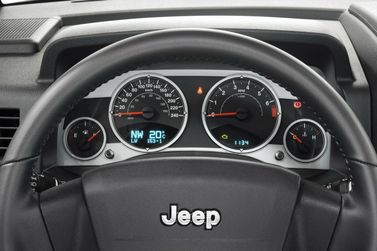Jeep Compass I، دفع رباعي 5 أبواب — لوحة العدادات