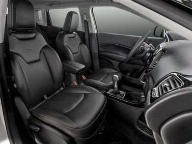 Jeep Compass ثانياً، دفع رباعي 5 أبواب — المقاعد الأمامية