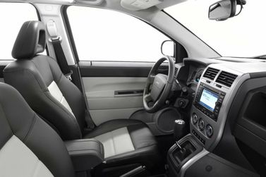 Jeep Compass I، دفع رباعي 5 أبواب — منطقة السائق