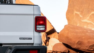 Jeep Gladiator II (JT)، بيك أب بكابينة مزدوجة — المصباح الخلفي