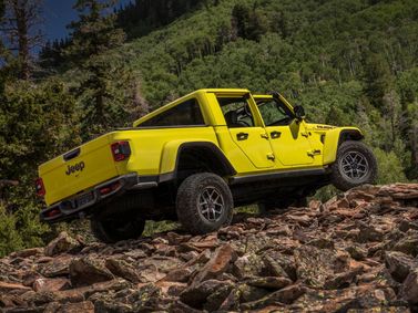 Jeep Gladiator II (JT) Рестайлинг, Пикап двойная кабина — вид сзади в три четверти