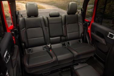 Jeep Gladiator II (JT)، بيك أب بكابينة مزدوجة — المقاعد الخلفية