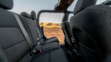 Jeep Gladiator II (JT)، بيك أب بكابينة مزدوجة — المقاعد الخلفية
