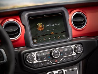 Jeep Gladiator II (JT)، بيك أب بكابينة مزدوجة — شاشة نظام المعلومات والترفيه