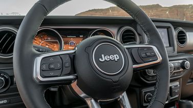 Jeep Gladiator II (JT)، بيك أب بكابينة مزدوجة — عجلة القيادة
