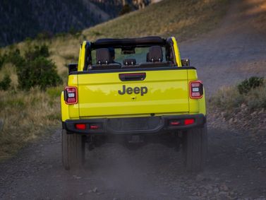 Jeep Gladiator II (JT) Рестайлинг, Пикап двойная кабина — вид сзади
