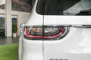 Jeep Grand Commander I (K8), Внедорожник 5 дв. — задний фонарь
