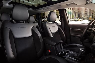 Jeep Grand Commander I (K8), Внедорожник 5 дв. — передние сиденья