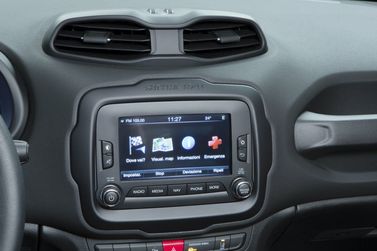 Jeep Renegade I، دفع رباعي 5 أبواب — شاشة نظام المعلومات والترفيه