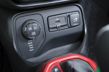 Jeep Renegade I، دفع رباعي 5 أبواب — الكونسول الوسطي
