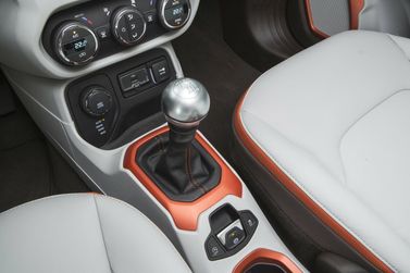 Jeep Renegade I، دفع رباعي 5 أبواب — الكونسول الوسطي