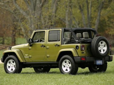 Jeep Wrangler III (JK)، دفع رباعي 5 أبواب — منظر خلفي أيسر