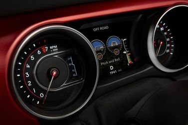 Jeep Wrangler IV (JL)، دفع رباعي 3 أبواب — لوحة العدادات