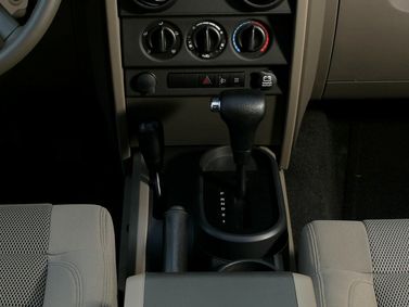Jeep Wrangler III (JK)، دفع رباعي 5 أبواب — الكونسول الوسطي