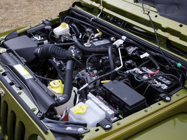 Jeep Wrangler III (JK)، دفع رباعي 5 أبواب — حجرة المحرك