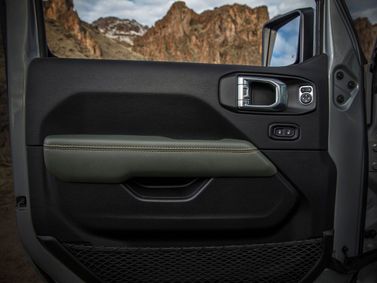 Jeep Wrangler عملية فيس ليفت IV (JL)، دفع رباعي 5 أبواب — تفصيل داخلي